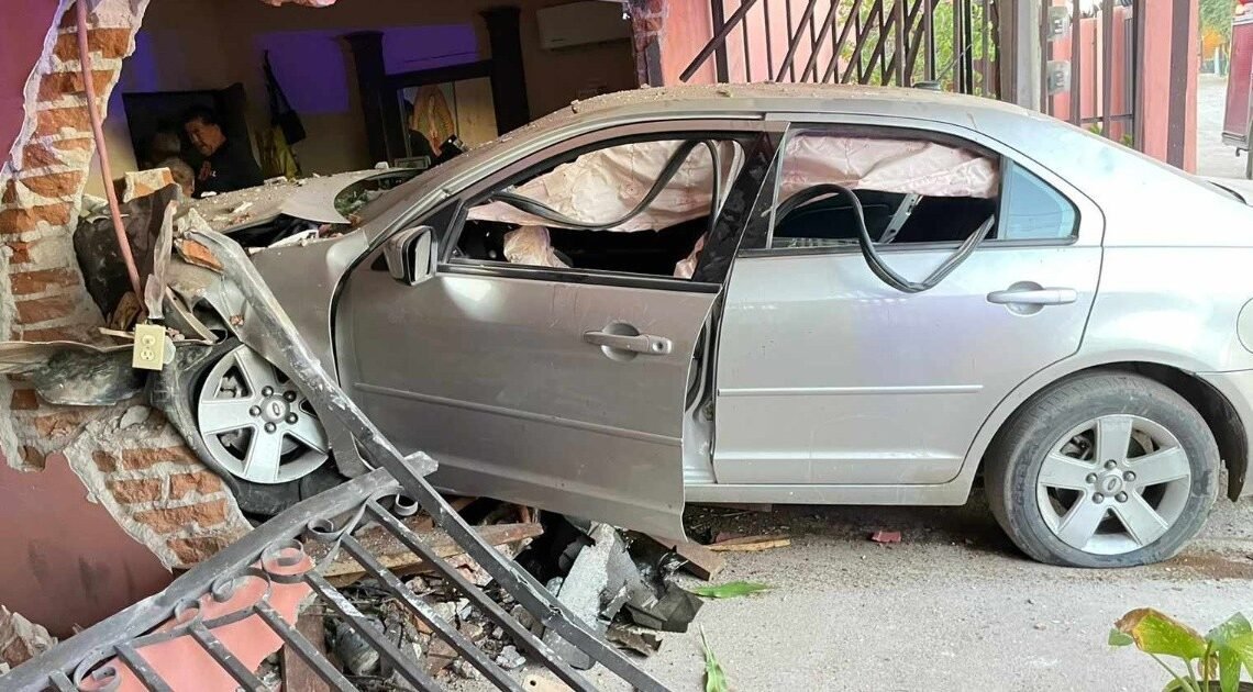 Se impacta automóvil contra domicilio en Colonia Nueva Esperanza Se impacta automóvil contra domicilio en Colonia Nueva Esperanza