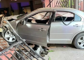 Se impacta automóvil contra domicilio en Colonia Nueva Esperanza