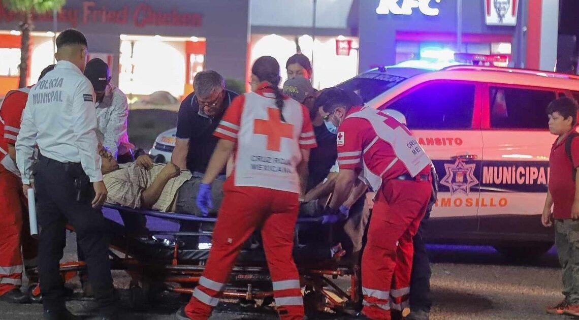 Pareja es atropellada por su propio auto en Hermosillo