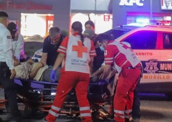 Pareja es atropellada por su propio auto en Hermosillo