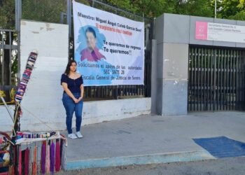 Hermosillo: “Te queremos de regreso”: Docentes y familiares se manifiestan para solicitar que maestro aparezca