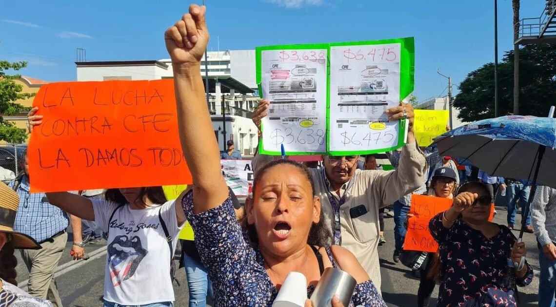 ÚLTIMA HORA: Marchan grupo de manifestantes de Unión de Usuarios en Hermosillo desde CFE hasta Congreso del Estado