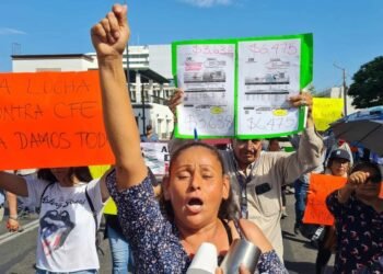 ÚLTIMA HORA: Marchan grupo de manifestantes de Unión de Usuarios en Hermosillo desde CFE hasta Congreso del Estado