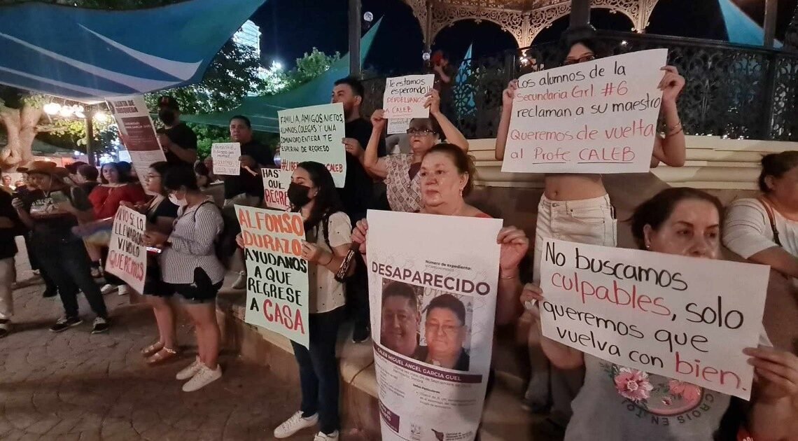 Familiares y amigos del profesor Caleb se manifestaron en el kiosco de la Plaza Zaragoza para pedir por su regreso Familiares y amigos del profesor Caleb se manifestaron en el kiosco de la Plaza Zaragoza para pedir por su regreso