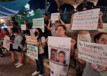 Familiares y amigos del profesor Caleb se manifestaron en el kiosco de la Plaza Zaragoza para pedir por su regreso