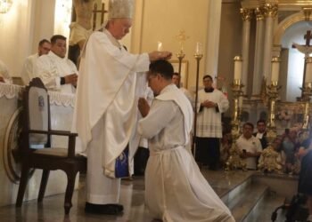Se ordenan 3 sacerdotes y un diácono en la catedral metropolitana