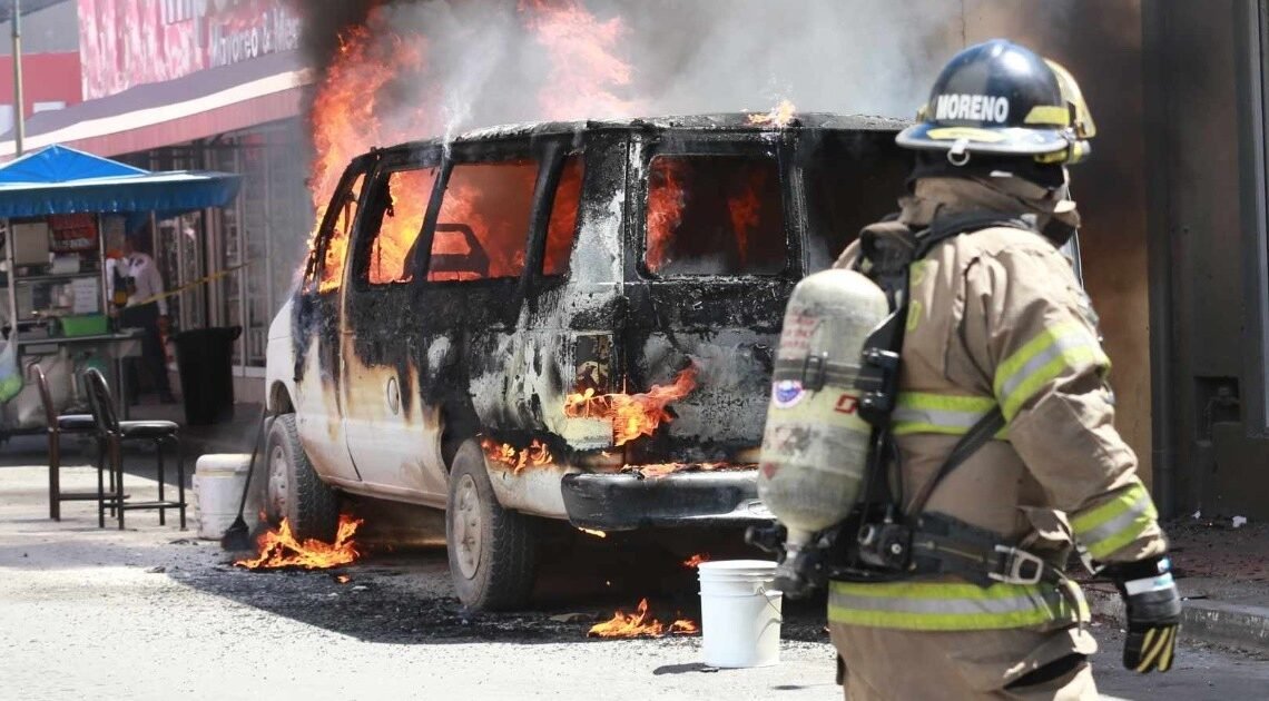 Incendio y explosiones en camioneta con contenedores de gas en colonia centro de Hermosillo