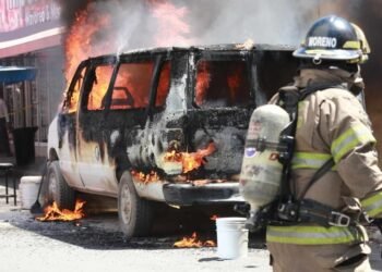Incendio y explosiones en camioneta con contenedores de gas en colonia centro de Hermosillo