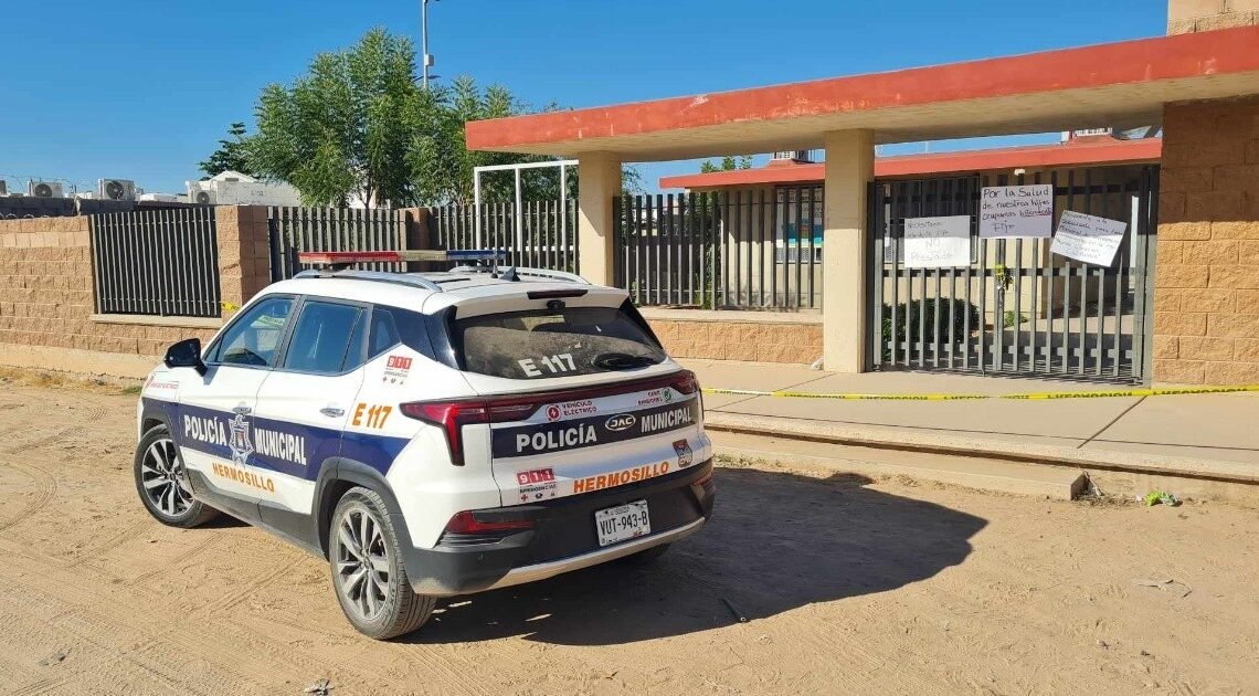 Hermosillo: Padres de familia toman escuela primaria en California Residencial, exigen un conserje