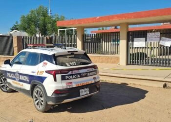 Hermosillo: Padres de familia toman escuela primaria en California Residencial, exigen un conserje