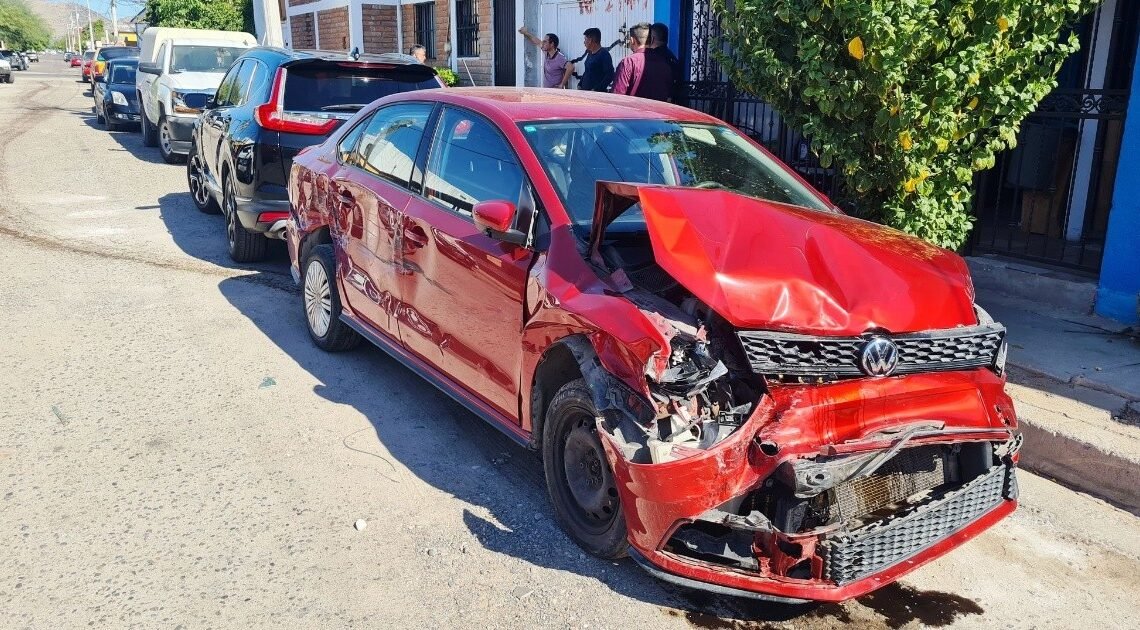 Sujeto choca contra cuatro vehículos e intenta esconderse en colonia Francisco Villa: Hermosillo