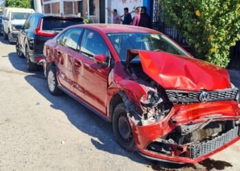 Sujeto choca contra cuatro vehículos e intenta esconderse en colonia Francisco Villa: Hermosillo