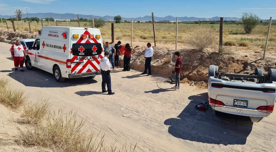 Automóvil se vuelca sobre la calle Colegio Militar al Poniente de Hermosillo Automóvil se vuelca sobre la calle Colegio Militar al Poniente de Hermosillo