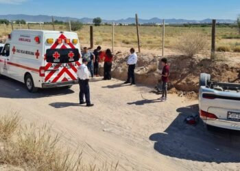 Automóvil se vuelca sobre la calle Colegio Militar al Poniente de Hermosillo