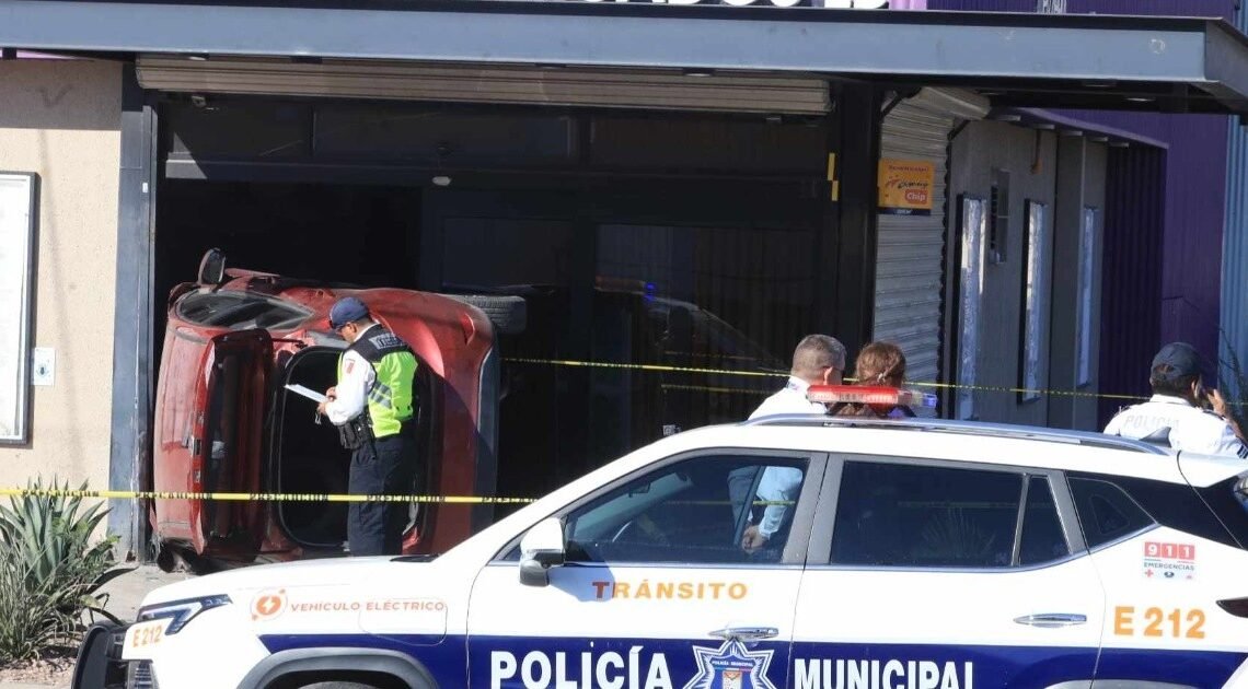 Hermosillo: Mujer choca su auto contra supermercado, resultan 4 personas resultan lesionadas