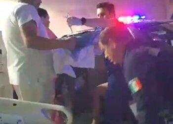Madre da a luz dentro de su automóvil y es auxiliada por policías