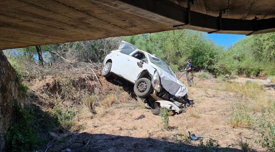 Hombre de 50 años resulta lesionado tras volcadura de coche en la carretera Hermosillo-Moctezuma Hombre de 50 años resulta lesionado tras volcadura de coche en la carretera Hermosillo-Moctezuma