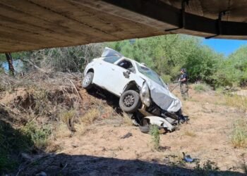 Hombre de 50 años resulta lesionado tras volcadura de coche en la carretera Hermosillo-Moctezuma