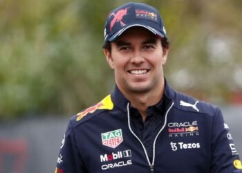 Checo Pérez brilla en Italia: emocionante duelo con pilotos de Ferrari