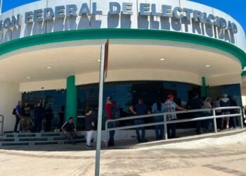 Largas filas en cajeros de CFE