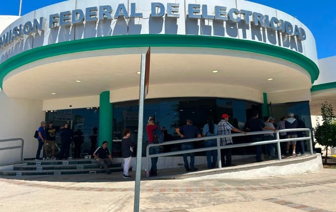 Largas filas en cajeros de CFE Largas filas en cajeros de CFE