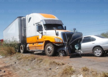 Mujer y menores de edad heridos tras choque en carretera a Bahía de Kino