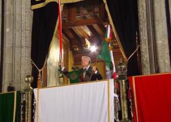 AMLO agrega ‘¡mueran!’ al Grito de Independencia