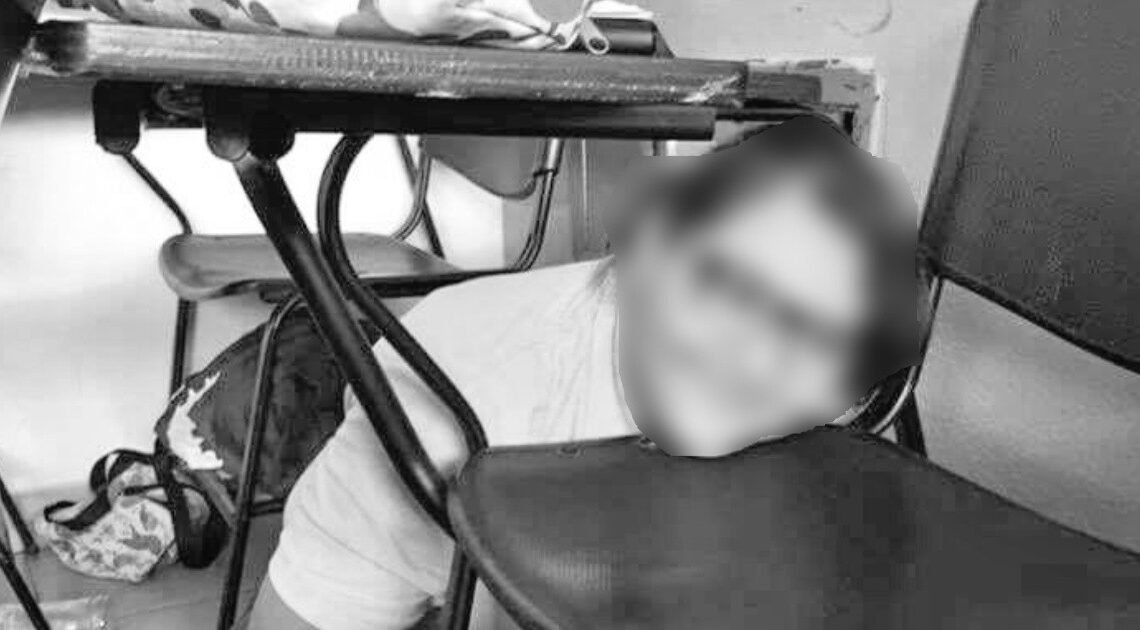 Bomberos de Hermosillo rescatan a niño atorado en su mesa banco dentro de escuela en Villa Bonita Bomberos de Hermosillo rescatan a niño atorado en su mesa banco dentro de escuela en Villa Bonita