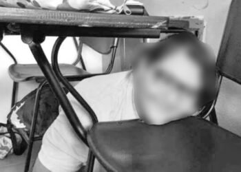 Bomberos de Hermosillo rescatan a niño atorado en su mesa banco dentro de escuela en Villa Bonita