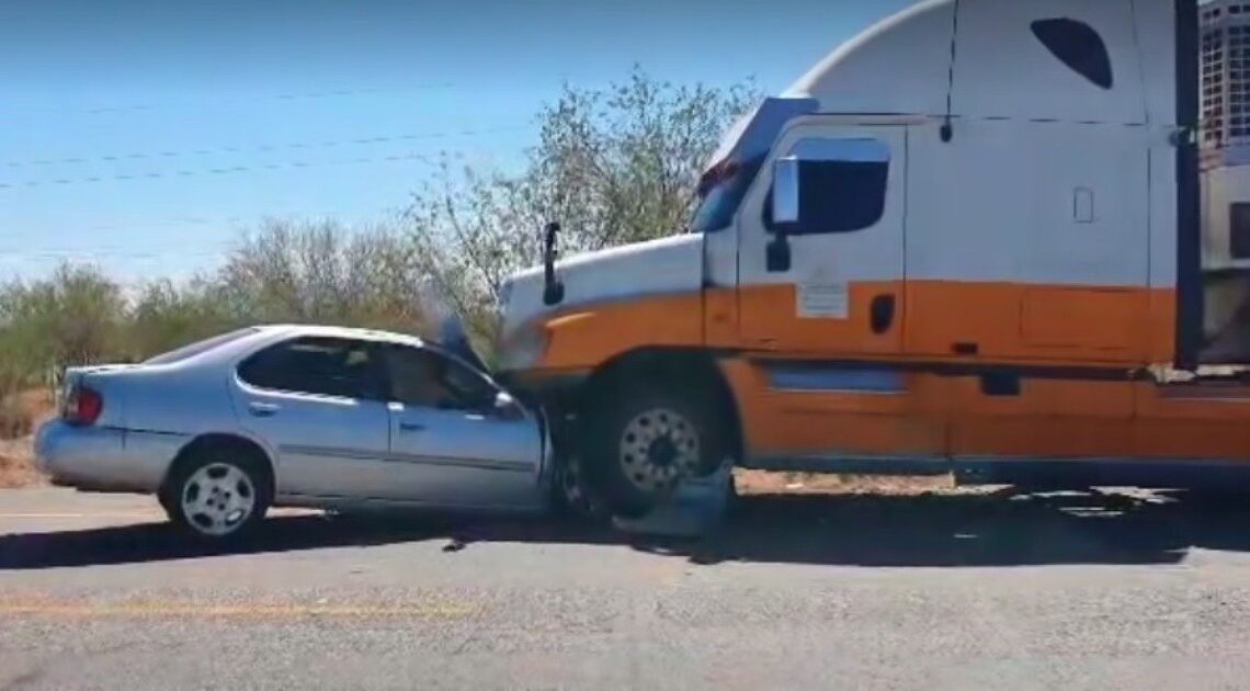 Un adulto y tres menores lesionados tras choque entre tráiler y sedán en la carretera Hermosillo-Bahía de Kino