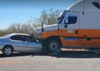 Un adulto y tres menores lesionados tras choque entre tráiler y sedán en la carretera Hermosillo-Bahía de Kino