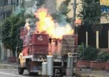 Arde en llamas camión con cilindros de gas en la CDMX; hay 2 detenidos