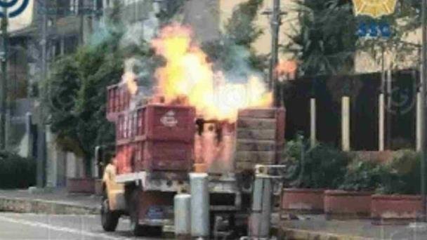 Arde en llamas camión con cilindros de gas en la CDMX; hay 2 detenidos Arde en llamas camión con cilindros de gas en la CDMX; hay 2 detenidos