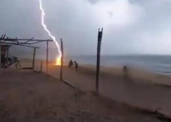Personas son alcanzadas por un rayo en playa de Michoacán