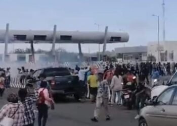 Con gas lacrimógeno y disparos desalojan a pobladores por exigir agua