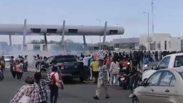 Con gas lacrimógeno y disparos desalojan a pobladores por exigir agua Con gas lacrimógeno y disparos desalojan a pobladores por exigir agua