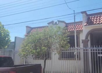 Hallan cuerpo en fosa clandestina en patio de domicilio; aseguran armas