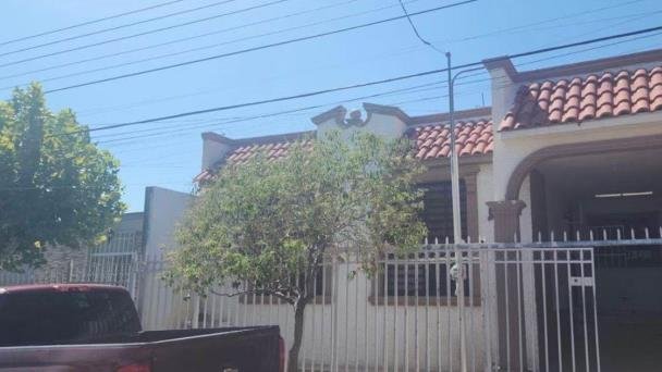 Hallan cuerpo en fosa clandestina en patio de domicilio; aseguran armas Hallan cuerpo en fosa clandestina en patio de domicilio; aseguran armas