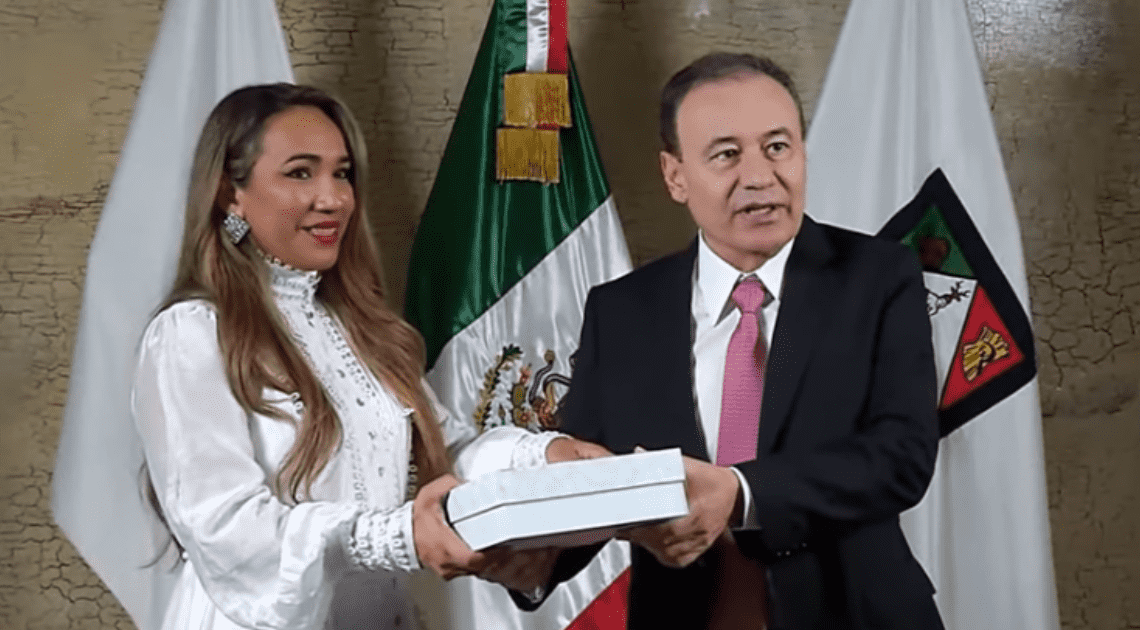 Entrega Alfonso Durazo documento de Segundo Informe ante el Congreso de Sonora