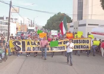 Usuarios de CFE se manifiestan en Congreso por altos consumos