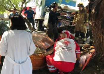 Motociclista con graves lesiones tras ser impactado por auto de carga