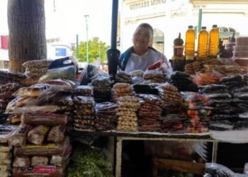 Comerciantes al exterior del Mercado Municipal se preparan ante el cierre