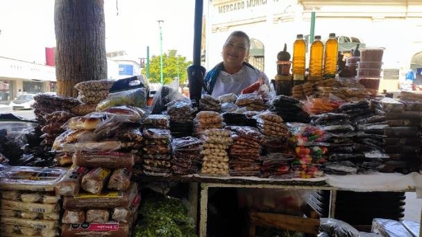 Comerciantes al exterior del Mercado Municipal se preparan ante el cierre Comerciantes al exterior del Mercado Municipal se preparan ante el cierre