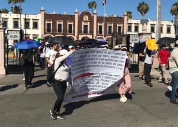 Estudiantes del Conacyt marchan a Palacio de Gobierno por falta de becas