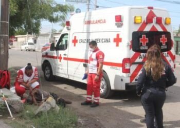 Atienden a un hombre con intenso dolor en una pierna en Emiliano Zapata