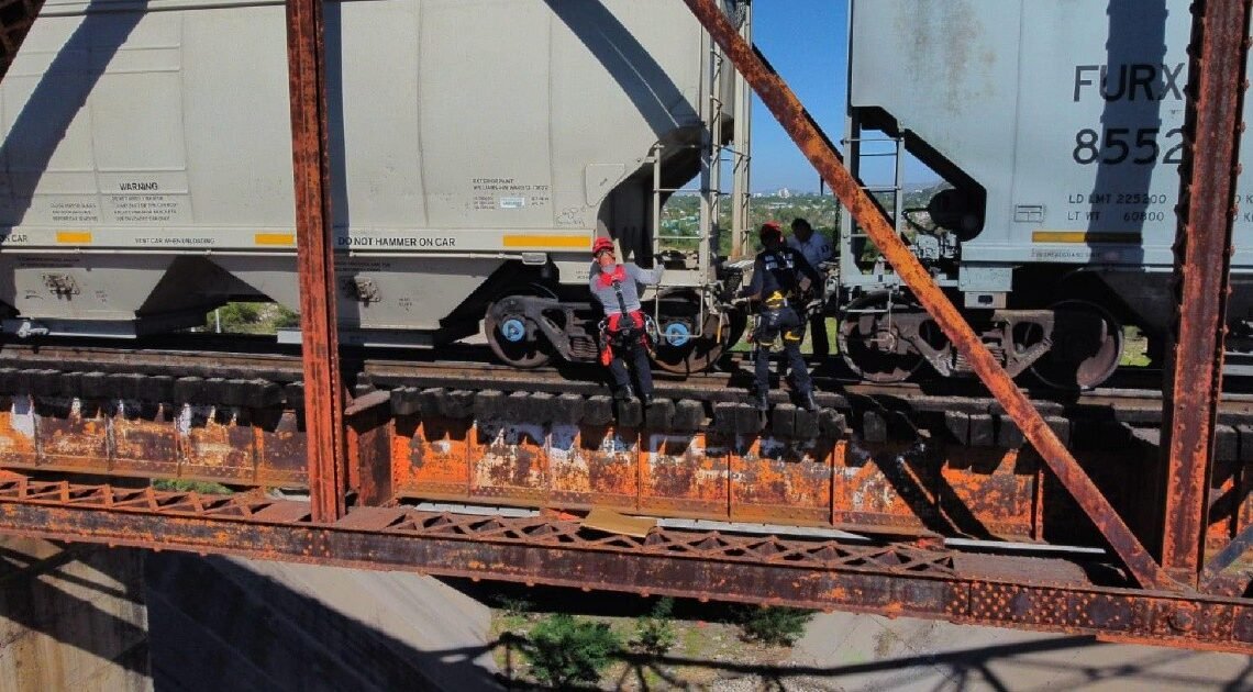 Rescatan a hombre atrapado en los rieles del tren en Hermosillo Rescatan a hombre atrapado en los rieles del tren en Hermosillo
