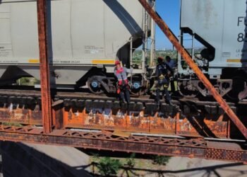 Rescatan a hombre atrapado en los rieles del tren en Hermosillo