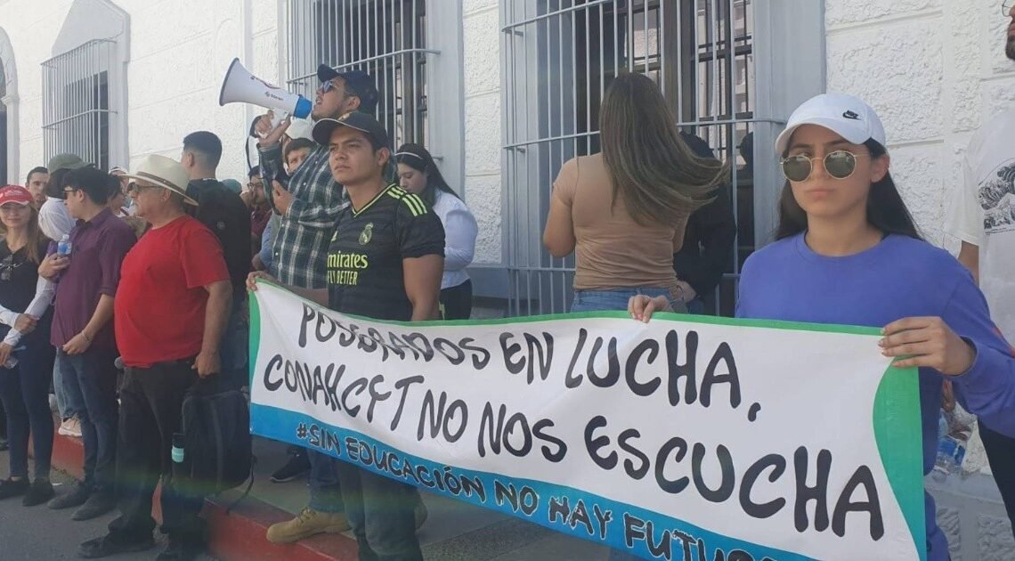 Estudiantes de posgrado de la Universidad de Sonora protestan por recorte de becas del Conahcyt