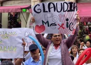 Simpatizantes y corcholatas se congregan para entrega de bastón de mando