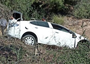 Vuelca automóvil dentro de un canal en carretera Hermosillo-Ures